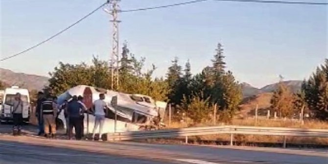 Elazığ’da yük treni hemzemin geçitte minibüse çarptı