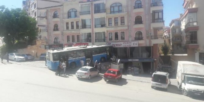 Freni boşalan halk otobüsünün şoförü, yaptığı manevra ile olası faciayı önledi