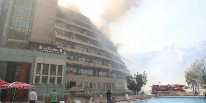 Marmaris'teki orman yangınında Uygulama Oteli tahliye edildi, birçok otomobil zarar gördü