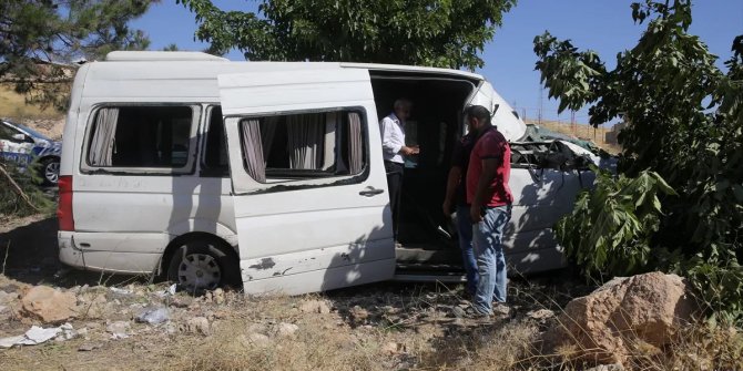 Şanlıurfa'da işçileri taşıyan minibüsün ağaca çarptı: 12 kişi yaralandı!