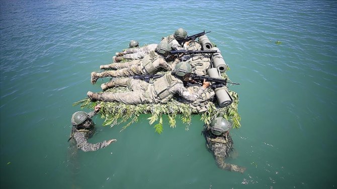 "Su üstü harekatı" kursuna katılan komandolar zorlu görevlere hazır