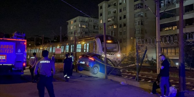 Kontrolden çıkan otomobil Marmaray'ın tel örgüsünde asılı kaldı