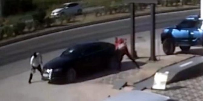 Trafikteki tartışma husumete dönüştü; otomobiline 2 kez taşlı ve sopalı saldırı oldu