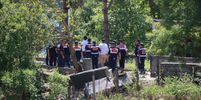 Cinayet şüphelisini, olay yerinde bıraktığı ayakkabıları yakalattı