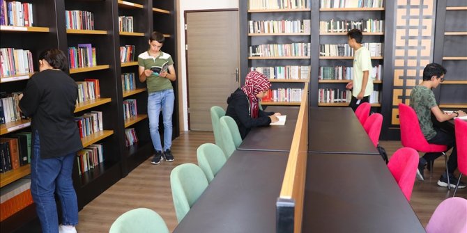 Prof. Dr. Hasan Nuri Yaşar mezun olduğu liseye kütüphane yaptırdı