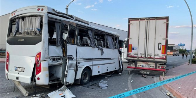 Konya'da tır ile servis otobüsünün çarpışması sonucu 1 kişi öldü, 25 kişi yaralandı