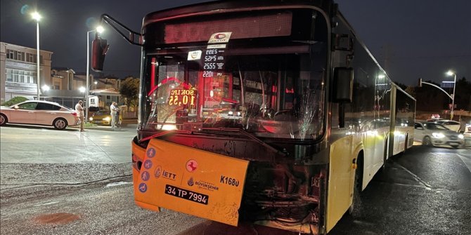 Arnavutköy'de İETT otobüsü ile iki araç çarpıştı, hamile kadın yaralandı