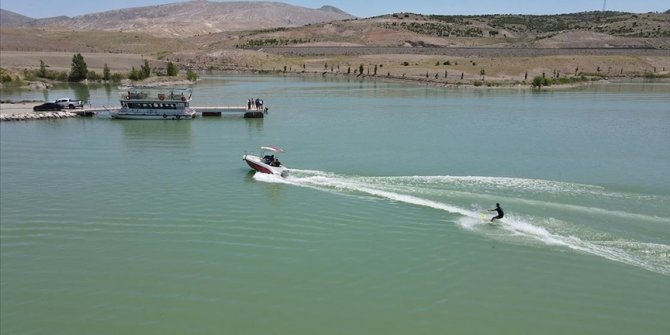 İliç Millet Bahçesi su kayağı ve tekne turu yapmak isteyenleri ağırlıyor