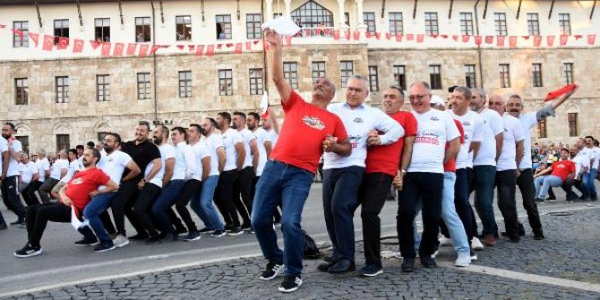 Sivas'ta yüzlerce kişiden 'Gardaşlık' halayı