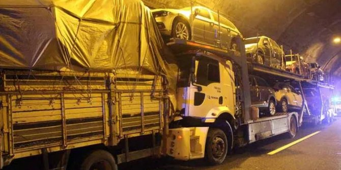 Bolu Dağı Tüneli'nde 3 TIR ve 1 kamyonet birbirine girdi