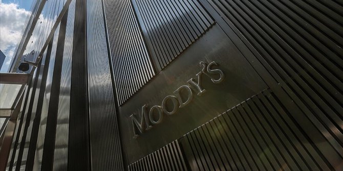 Moody's Fransa'yı negatife düşürdü