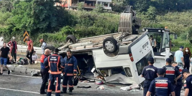 Ordu'da fındık işçilerini taşıyan minibüs takla attı