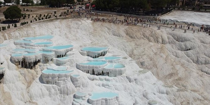 Pamukkale yaz sıcaklarında da turistlerin gözdesi