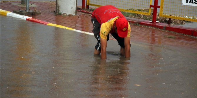 Uşak'ta sağanak hayatı olumsuz etkiledi