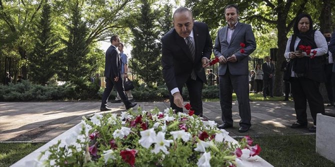 Bakan Çavuşoğlu Dışişleri Şehitliği'ni ziyaret etti