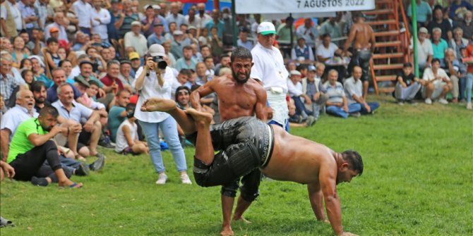 Muğla'da pehlivanlar sağanak altında güreşti