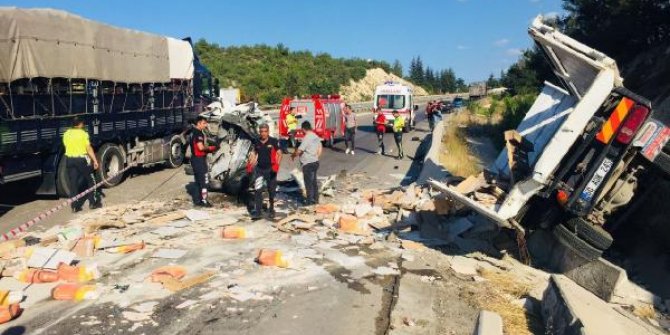 Niksar'da hafif ticari araç ile kamyonet çarpıştı: 5 yaralı