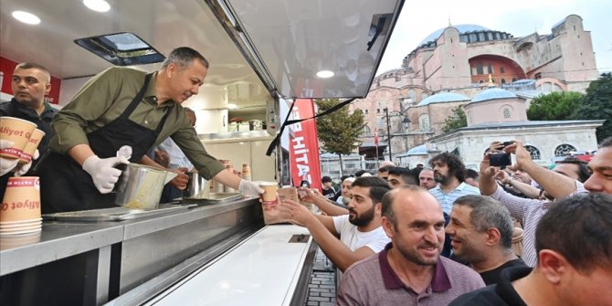 İstanbul Valisi Yerlikaya, Ayasofya'da Roman vatandaşlarla bir araya geldi