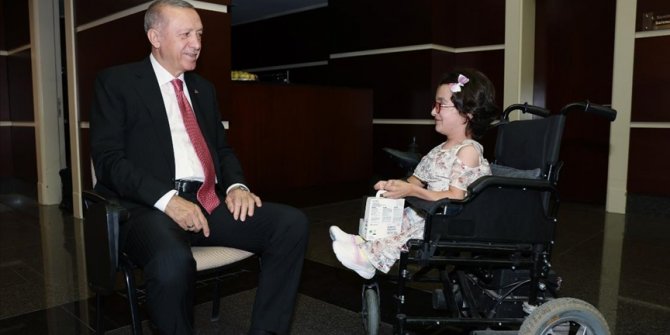 Cumhurbaşkanı Erdoğan cam kemik hastası Hira Cinali ve ailesini kabul etti