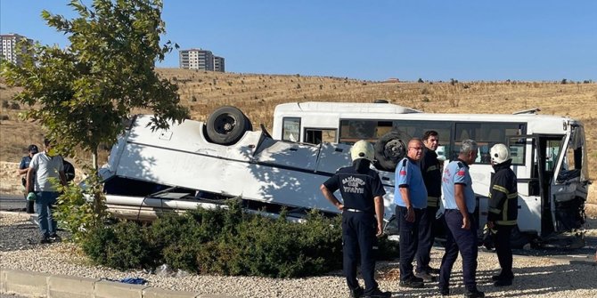 Gaziantep'te 2 işçi servisinin çarpışması sonucu 19 kişi yaralandı