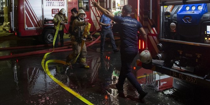 Zeytinburnu'nda hırdavat dükkanında çıkan yangın söndürüldü