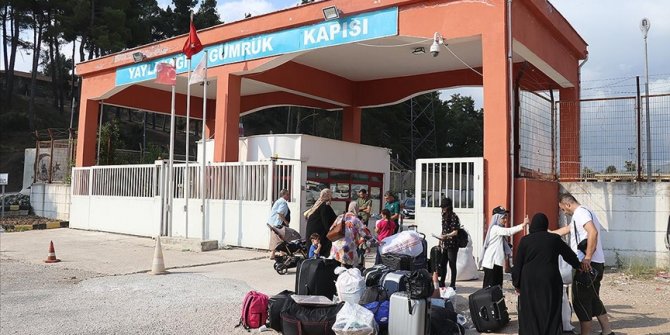 İstanbul'dan yola çıkan 54 Suriyeli, Hatay ve Kilis'ten ülkelerine uğurlandı
