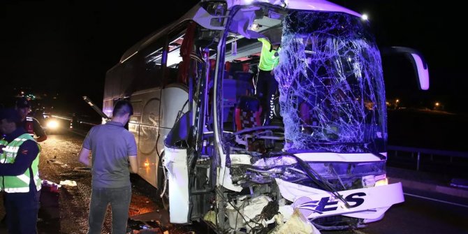 Yolcu otobüsü TIR'a çarptı: Ölü ve yaralılar var