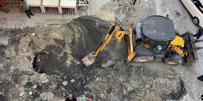 İSKİ kazısında su borusu patlayınca ev ve iş yerlerini su bastı