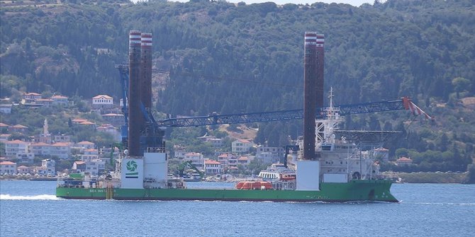 Yalova'da bakıma alınacak dev platform Çanakkale Boğazı'ndan geçti