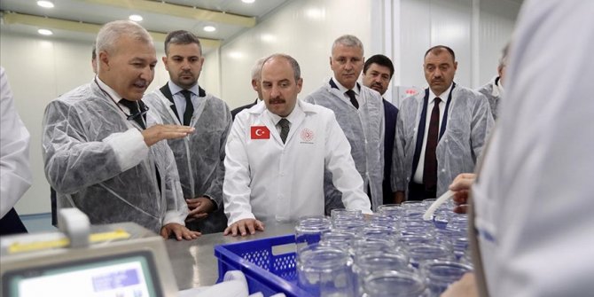 Bakan Varank, Sakarya'da Seracılık Mükemmeliyet Merkezi'ni gezdi