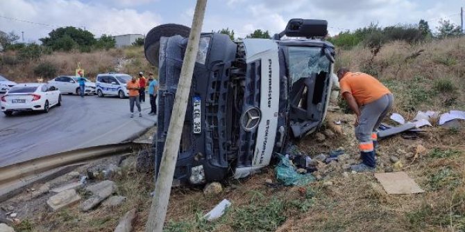 Başakşehir'de beton pompası taşıyan kamyon devrildi