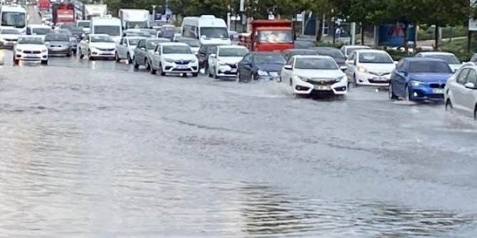Ankara'da fırtına ve sağanak hayatı felç etti