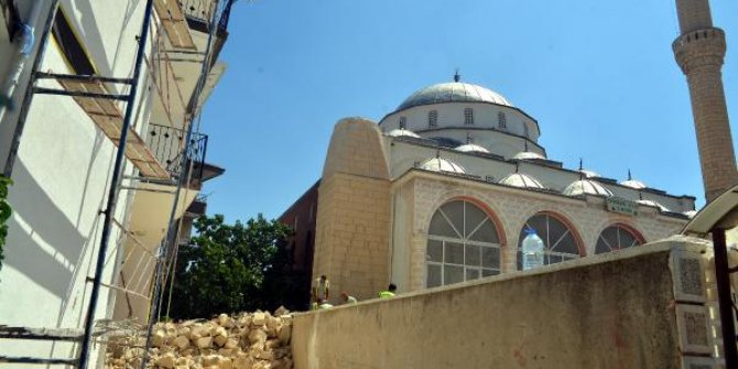 Ankara'da minarenin üzerine devrildiği binadaki 6 daire de hasar görmüş