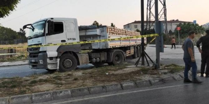 Büyükçekmece'de bisikletiyle TIR'ın altından kalan çocuk ağır yaralandı