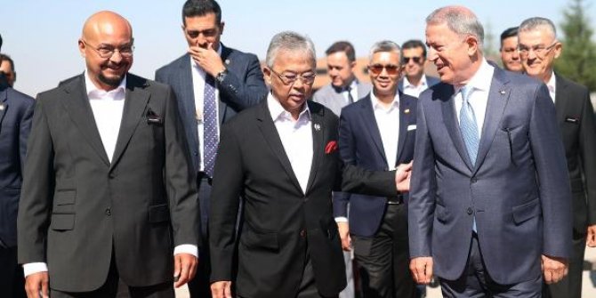 Bakan Akar ve Malezya Kralı Şah'tan savunma sanayisi şirketine ziyaret