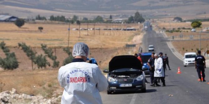 Motoru alev alınca otomobilden inen aileye otomobil çarptı: 2 ölü, 4 yaralı