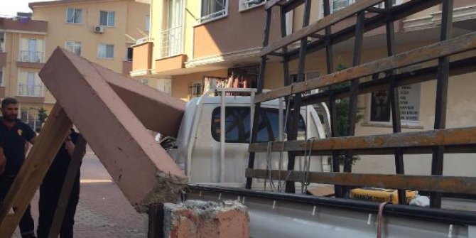 Sitenin girişindeki beton kemer kamyonetin üzerine devrildi: 2 yaralı