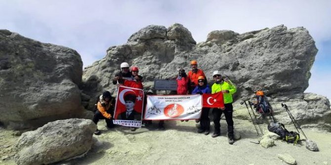 Bursalı dağcılar, Asya'nın en yüksek noktasında Türk bayrağı açtı