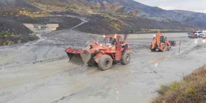 Erzincan-Sivas karayolu heyelan nedeniyle ulaşıma kapattı