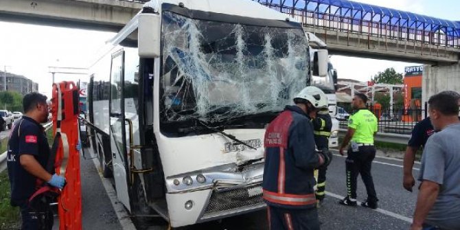 Kazada sıkışan eşinin kurtarılmasını endişe içerisinde izledi