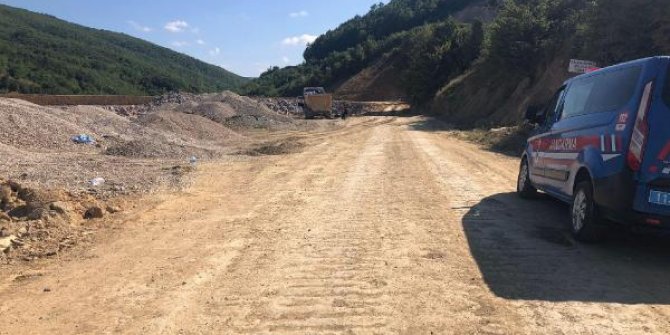 Kamyondan dökülen dolgu malzemesinin altında kalan şoför öldü