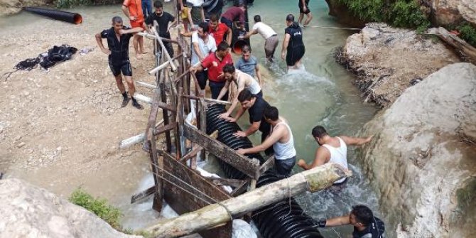 Mersin'de, Suriyeli çocuğun kayalıkta sıkışan cesedi çıkarılmaya çalışılıyor