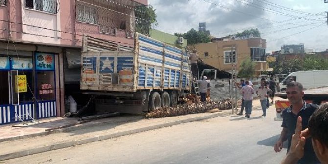 Karşı şeride geçen kamyon, fırının odunluğuna girdi; 1 ağır yaralı