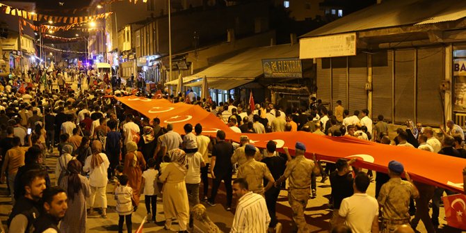 Malazgirt Zaferi coşkusu: 200 metre uzunluğundaki bayrakla "fener alayı" oluşturuldu