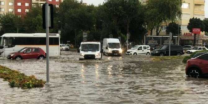 İzmir'de sağanak etkili oldu