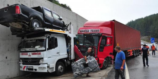 Manisa'da 7 araç birbirine girdi; 2'si çocuk 5 yaralı