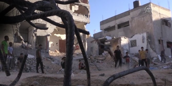 Gençler İsrail saldırılarında yıkılan evlerin enkazında "parkur" sporu yapıyor