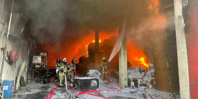 Uşak'ta iplik fabrikasında büyük yangın