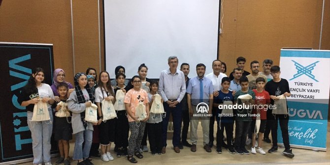 Beypazarı'nda TÜGVA'nın yaz okullarına katılan çocuklara hediye verildi