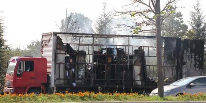 Yanan kamyonun kasasındaki eşyalar kül oldu